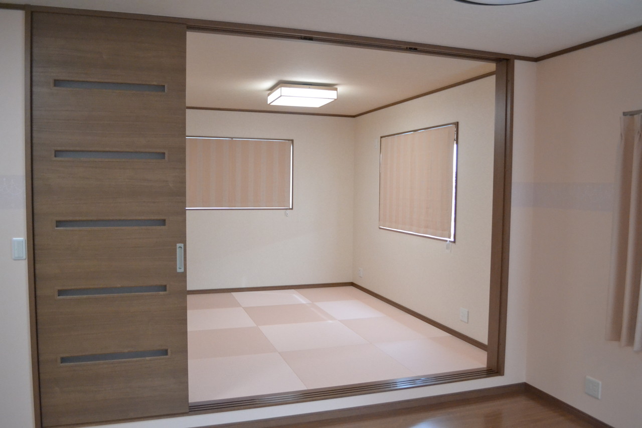 こちらは、サクラ色❤琉球畳の「和室」です。和室なのに、フェミニンなLDKとの統一感あります❤ オーダーメイドのスライド扉も素敵でした！！